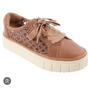 Vince Camuto Reanu sneaker